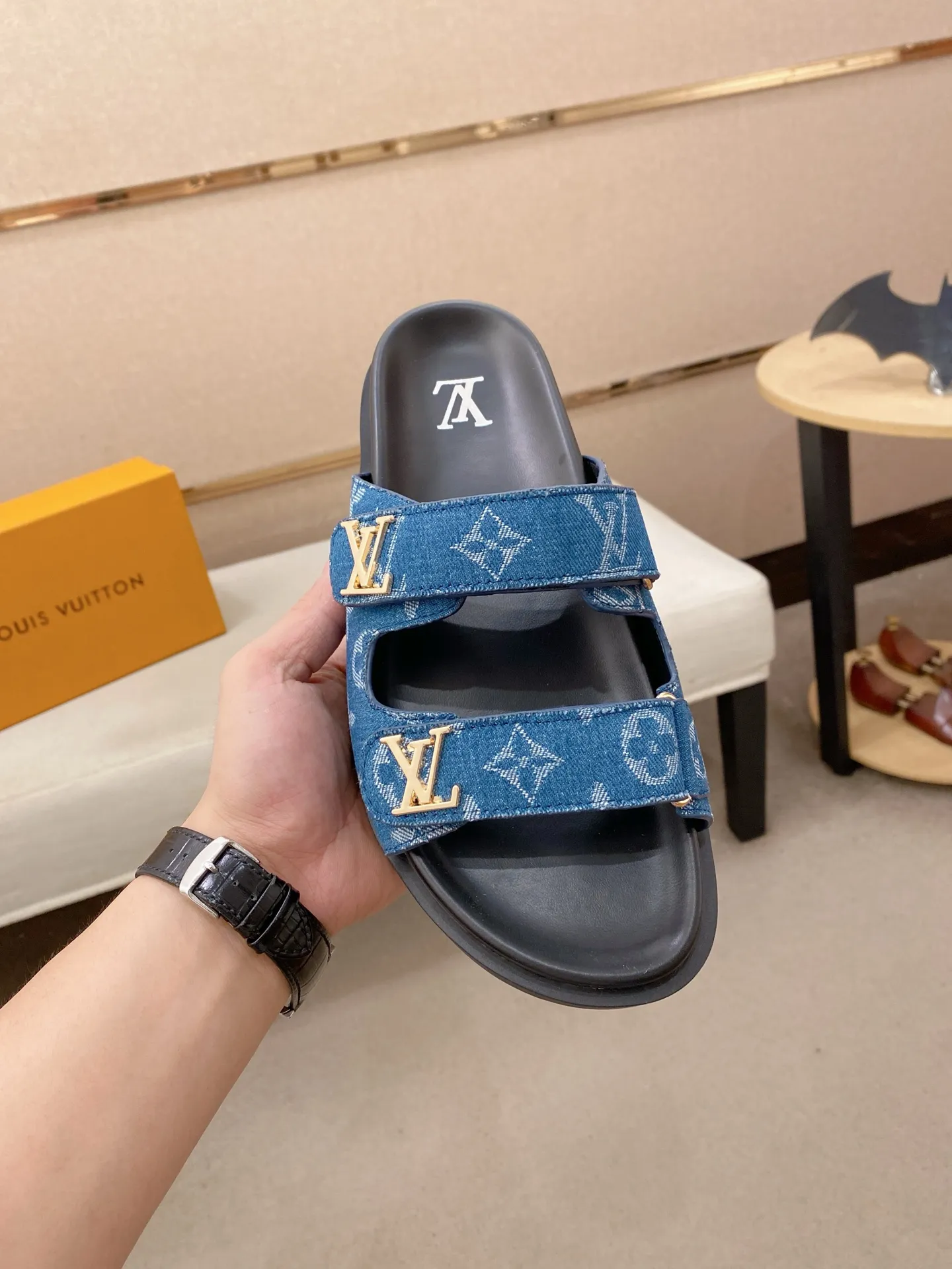Men's shoes💰: 320💰Made by LV🔍Top purchasing agent, men's spring and summer slippers are available at the same counter. The uppers are made of cowhide imported from Italy, with logo graphics and high-quality craftsmanship. Soles: original soles specially provided by the original factory. Exclusive molded soles are super comfortable. Original goods with single order, 🔍🔍high quality, you can enter and exit the counter at will. Welcome to compare, code number 38-44. Can be customized45